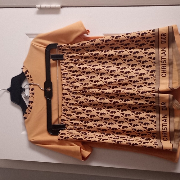 Two piece shorts set. Size L made in China - Picture 3 of 3